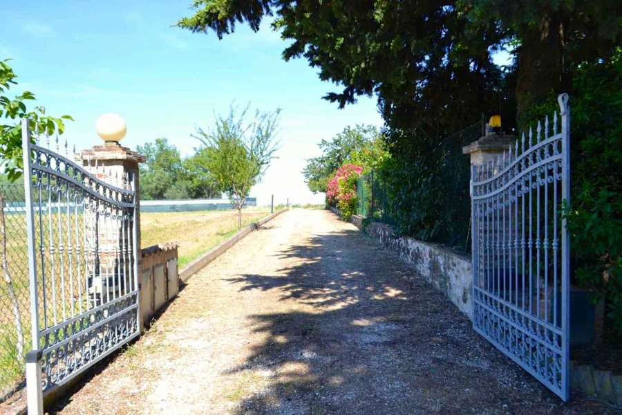 Villa singola con piscina e giardino in vendita a Cingoli, Marche