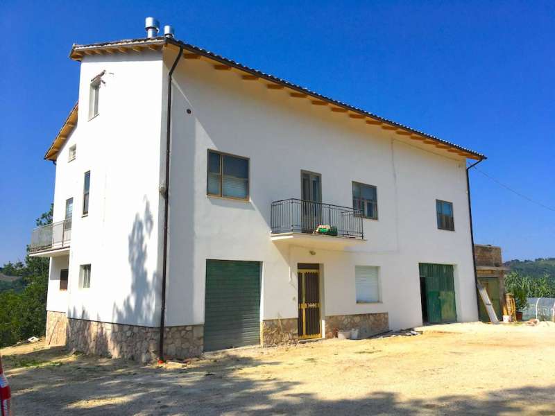 casale ristrutturato con terreno a sarnano in contrada schito
