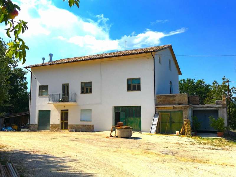 casale ristrutturato con terreno a sarnano in contrada schito