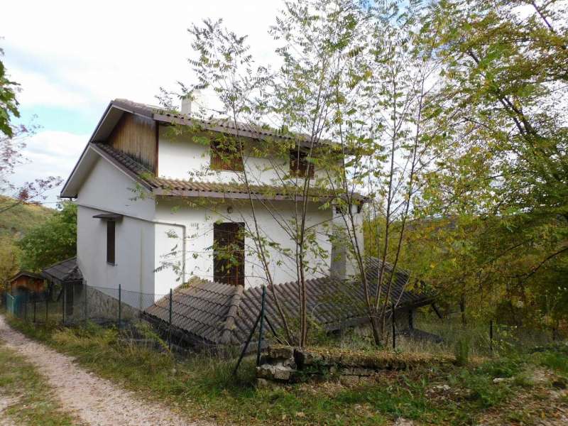 Villa con terreni edificabili 
