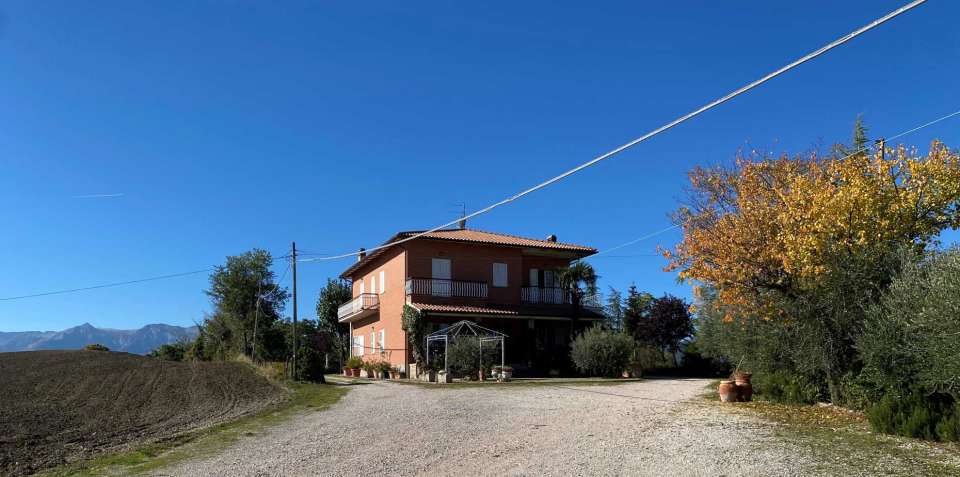 Villa bifamiliare con terreno San Ginesio  (MC)