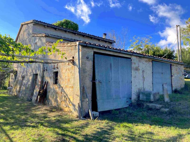 Casale con annessi e terreno in San Ginesio