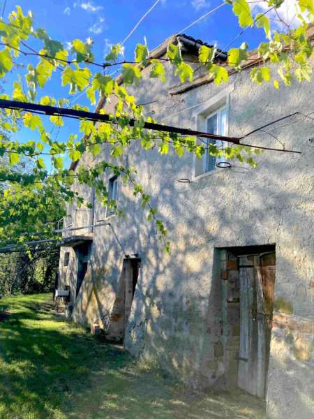 Casale con annessi e terreno in San Ginesio