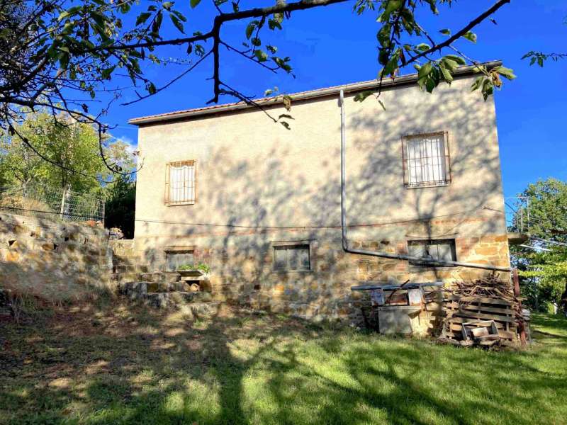 Casale con annessi e terreno in San Ginesio