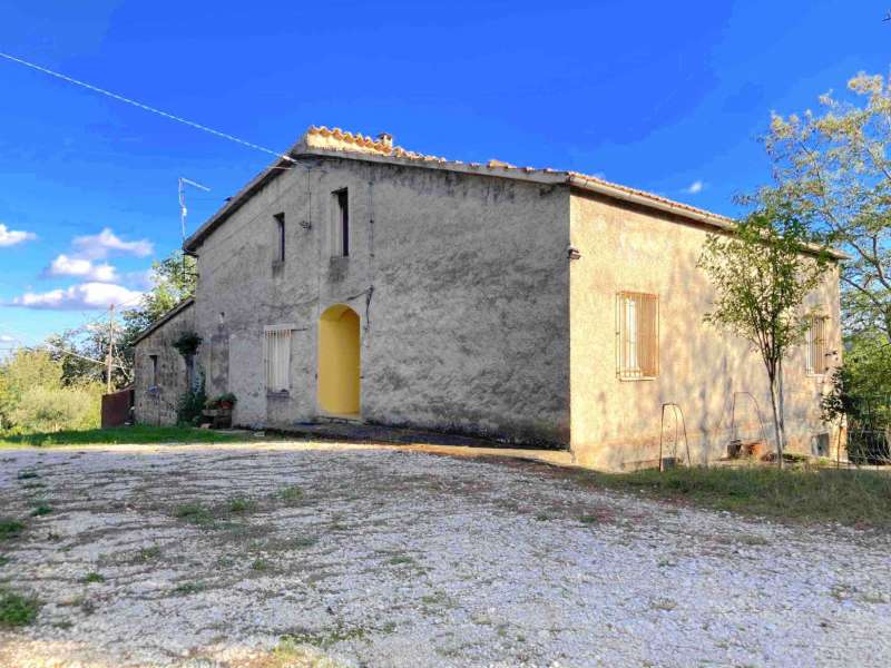 Casale con annessi e terreno in San Ginesio