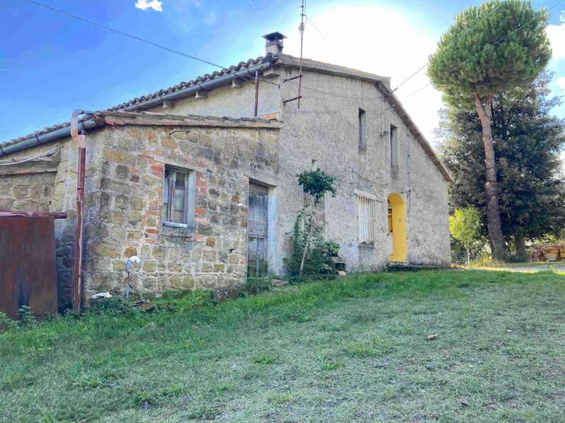 Casale con annessi e terreno in San Ginesio