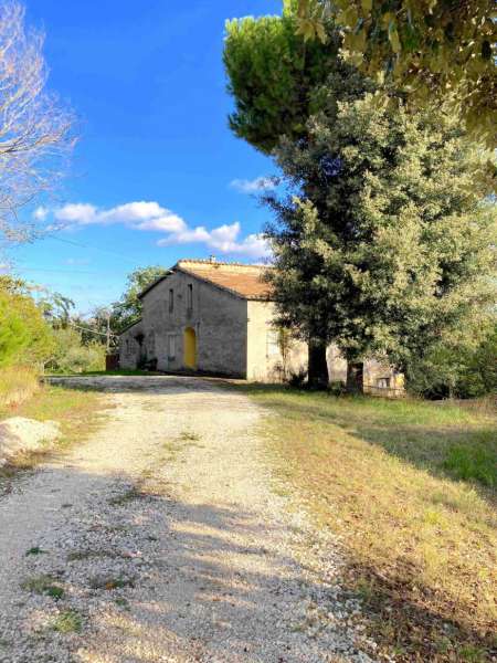 Casale con annessi e terreno in San Ginesio