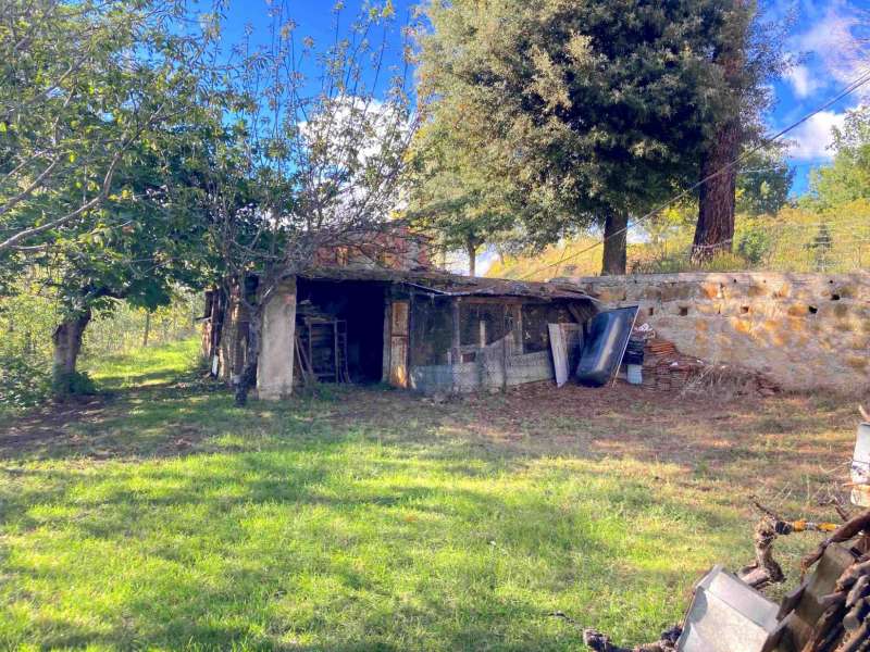 Casale con annessi e terreno in San Ginesio