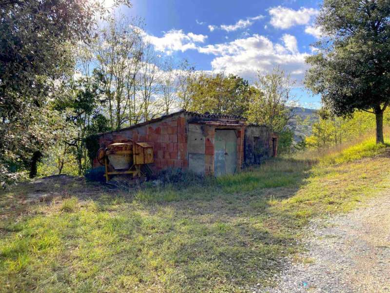 Casale con annessi e terreno in San Ginesio