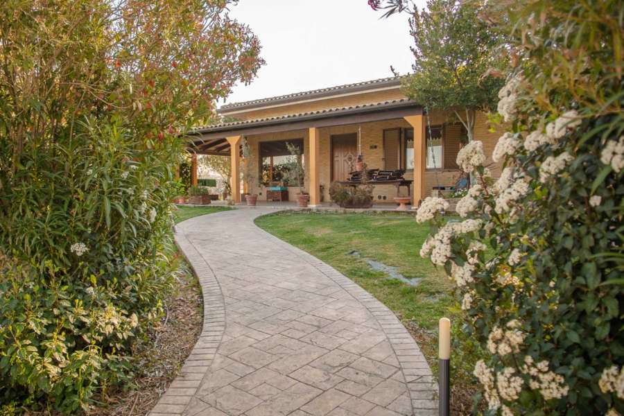 Villa with swimming pool Montecassiano (MC)