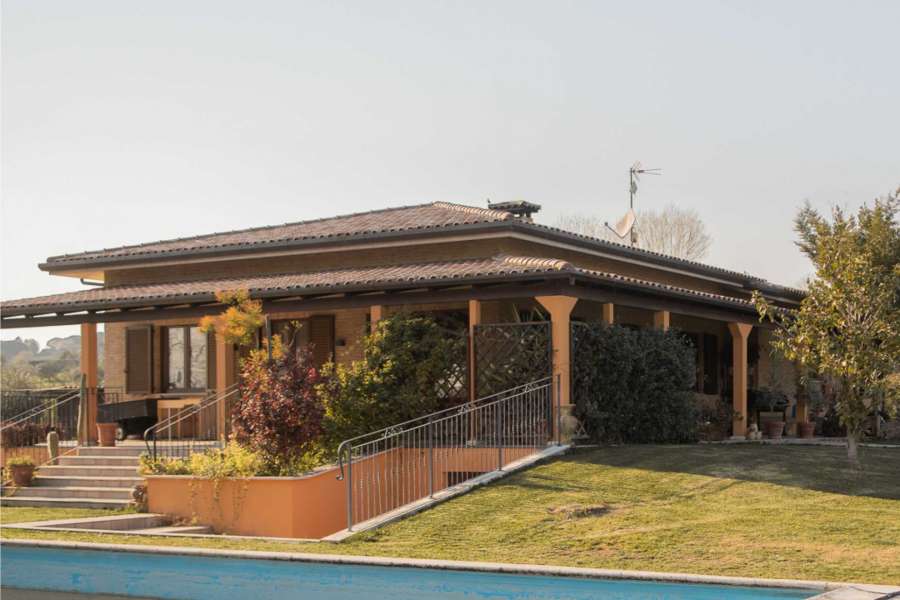 Villa with swimming pool Montecassiano (MC)