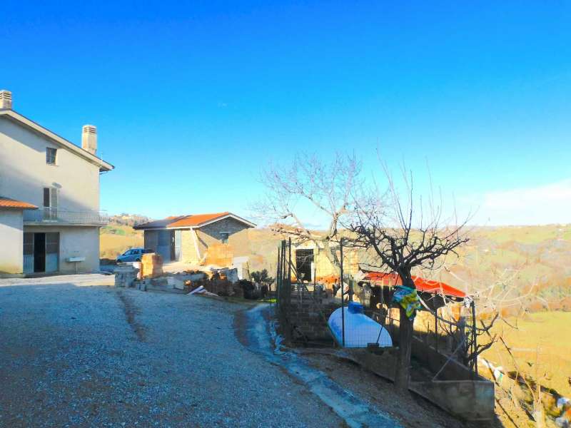 Podere agricolo con vari fabbricati e terreni a Sant'Angelo in Pontano (MC)