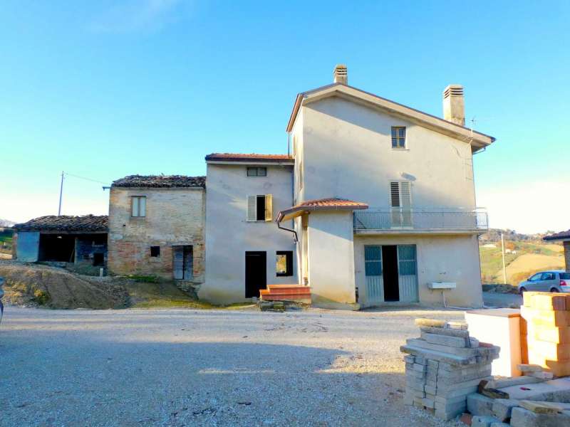 Podere agricolo con vari fabbricati e terreni a Sant'Angelo in Pontano (MC)