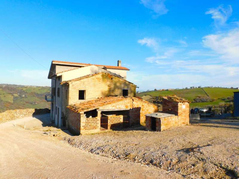 Podere agricolo con vari fabbricati e terreni a Sant'Angelo in Pontano (MC)