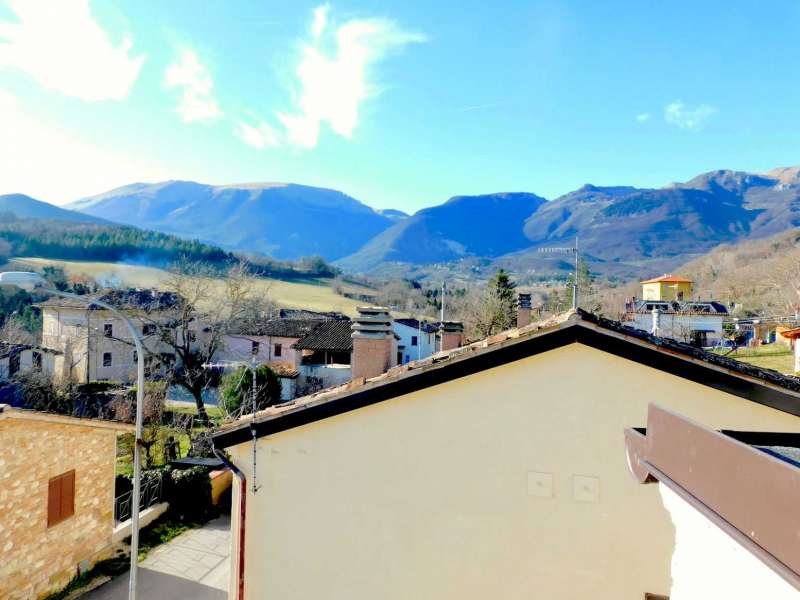 Immobile con corte in frazione Romani a Sarnano
