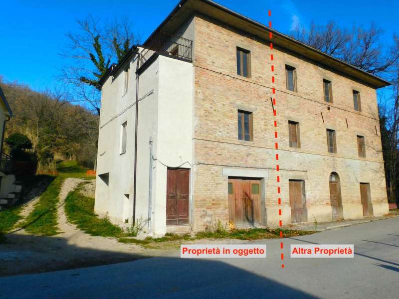 Immobile con corte in frazione Romani a Sarnano