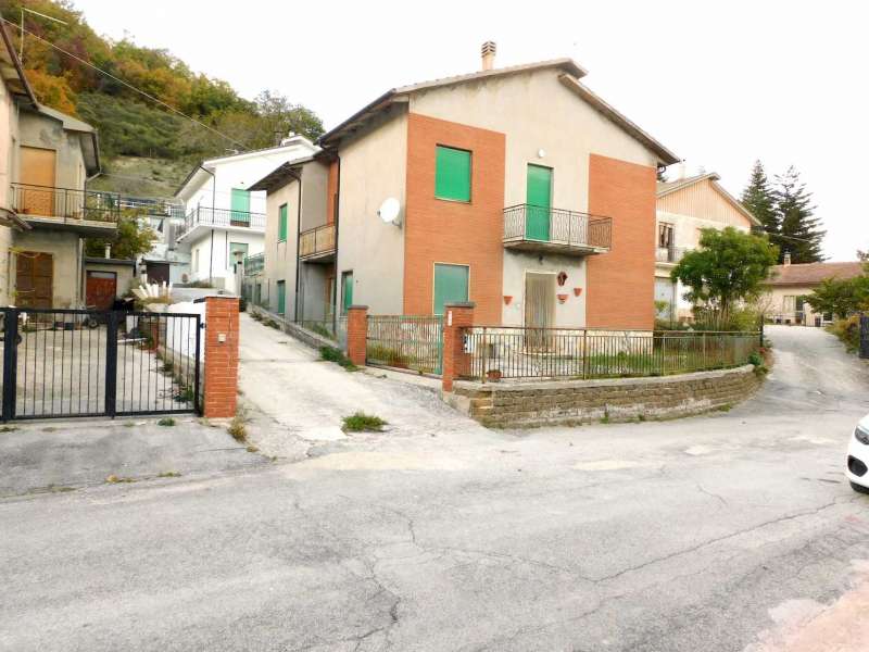 Intera palazzina con annessi in Frazione Monastero