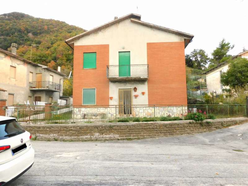 Intera palazzina con annessi in Frazione Monastero