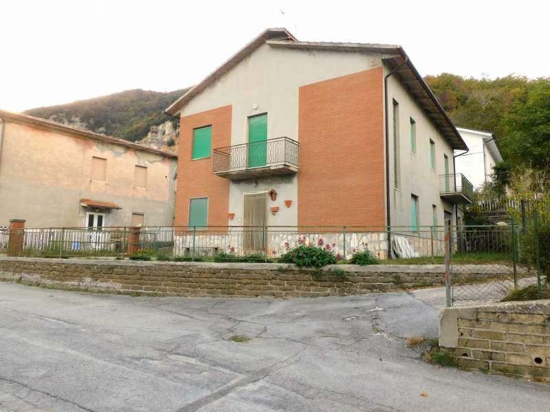 Intera palazzina con annessi in Frazione Monastero