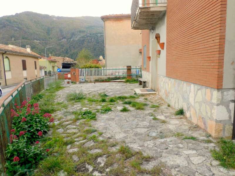 Intera palazzina con annessi in Frazione Monastero
