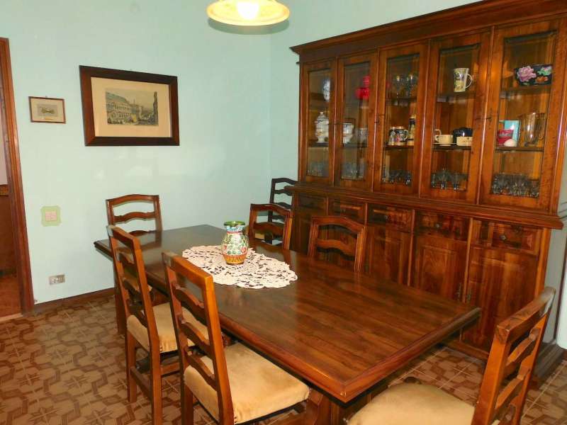 Intera palazzina con annessi in Frazione Monastero