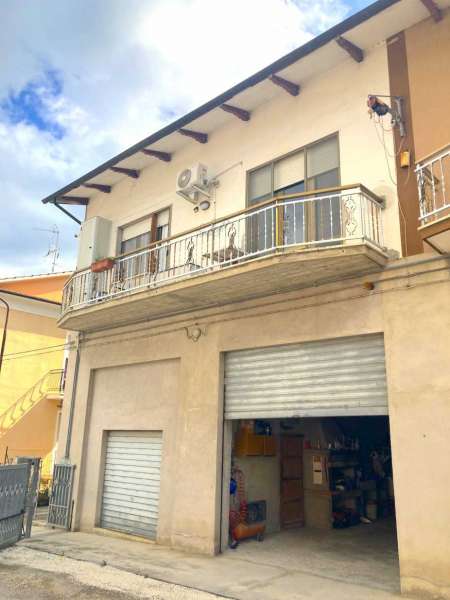 Intero stabile cielo terra a Passo San Ginesio 
