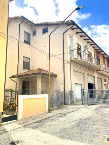 Intero stabile cielo terra a Passo San Ginesio 