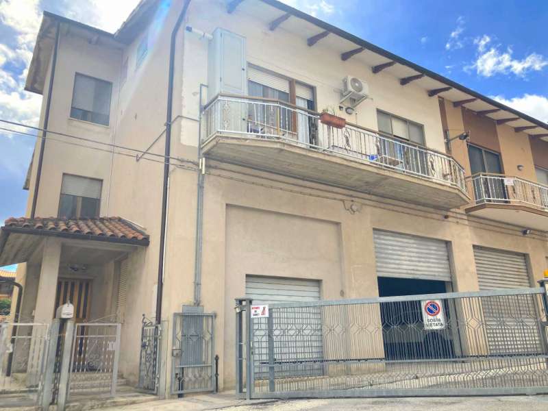Intero stabile cielo terra a Passo San Ginesio 