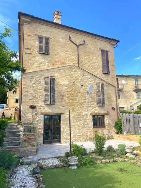 Farmhouse with garden in Penna San Giovanni (MC)