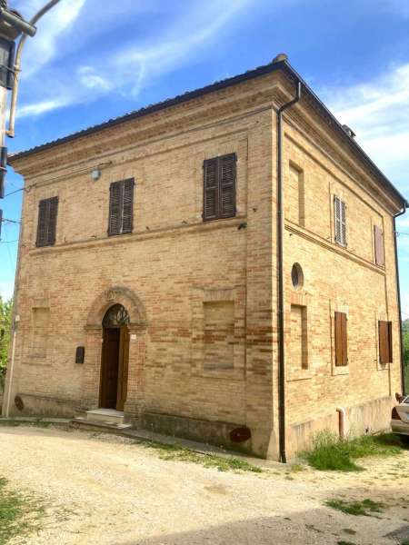 Farmhouse with garden in Penna San Giovanni (MC)