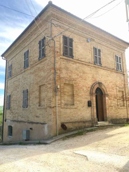 Farmhouse with garden in Penna San Giovanni (MC)