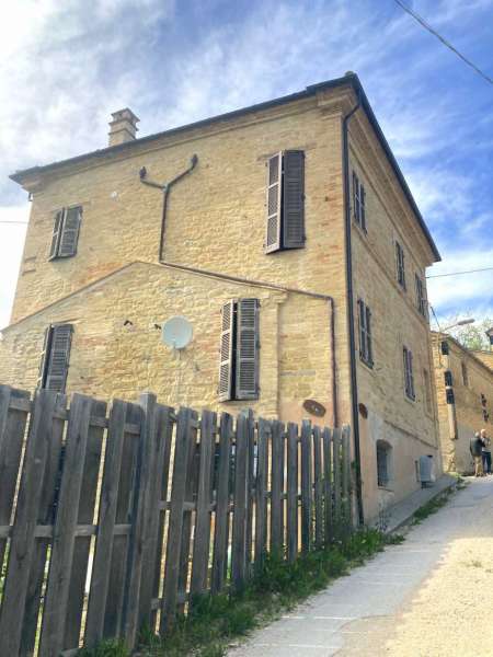 Farmhouse with garden in Penna San Giovanni (MC)