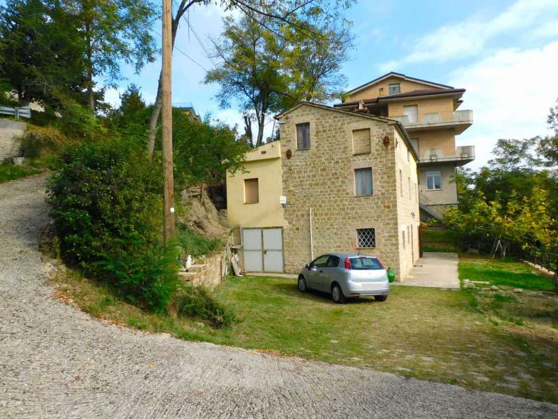 fabbricato unifamiliare con terreno edificabile