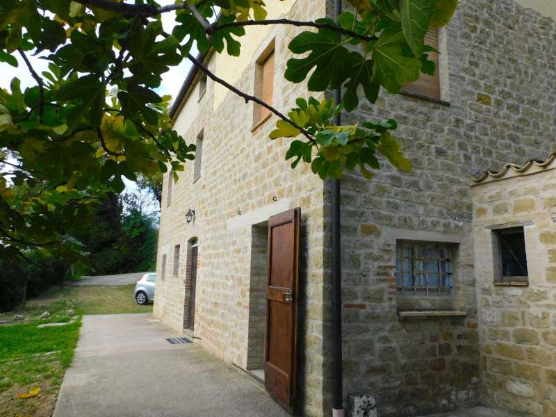 fabbricato unifamiliare con terreno edificabile