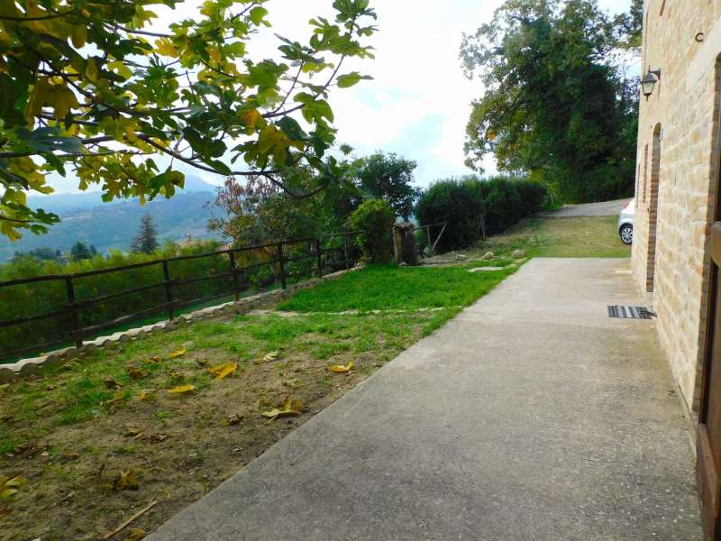 fabbricato unifamiliare con terreno edificabile