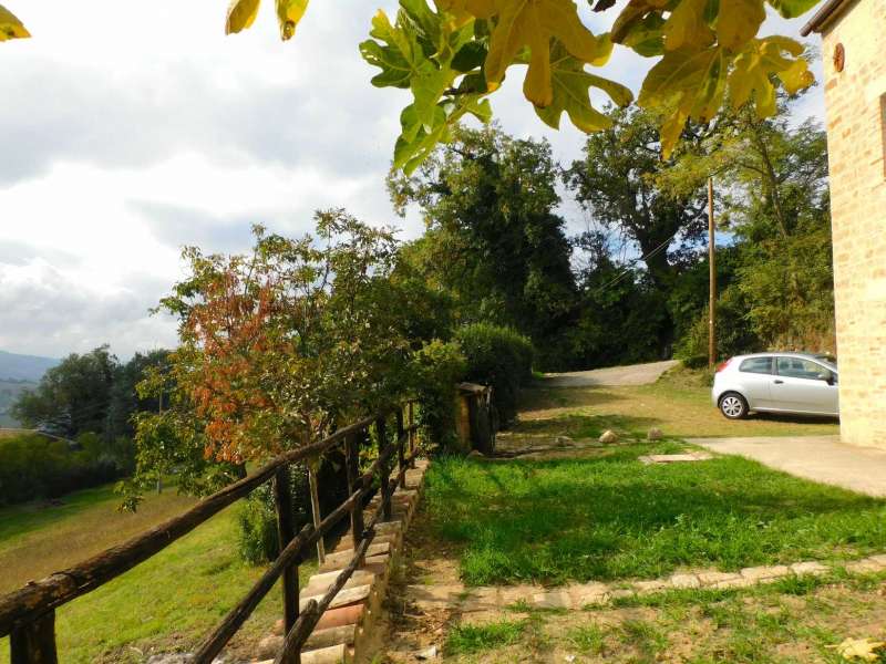 fabbricato unifamiliare con terreno edificabile