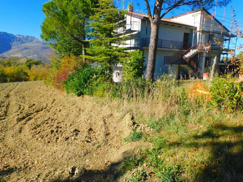 Villetta bifamiliare con corte a San Ginesio