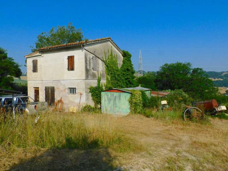 Fabbricato rurale con terreno a San Ginesio, Contrada Macchie