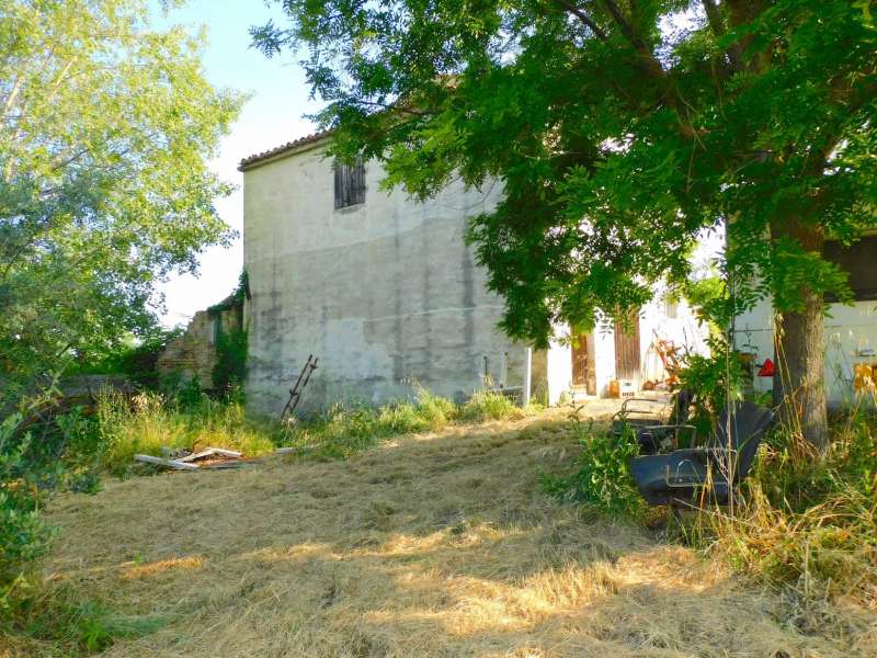 Fabbricato rurale con terreno a San Ginesio, Contrada Macchie