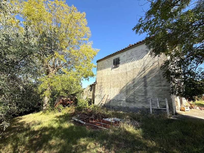 Fabbricato rurale con terreno a San Ginesio, Contrada Macchie