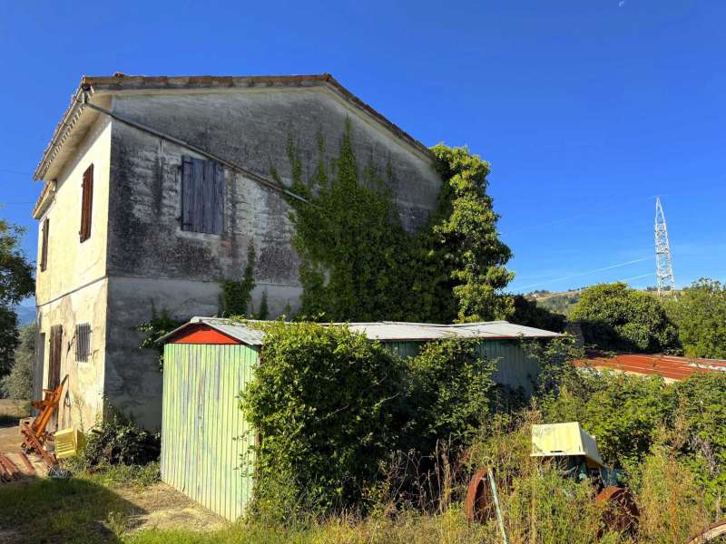 Fabbricato rurale con terreno a San Ginesio, Contrada Macchie