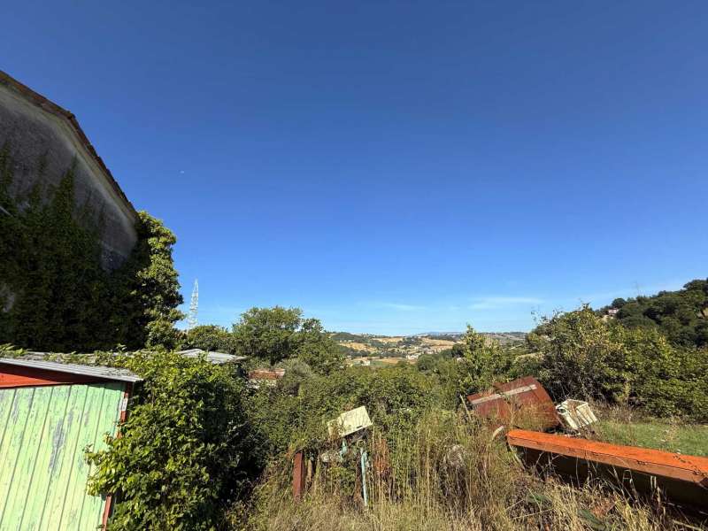 Fabbricato rurale con terreno a San Ginesio, Contrada Macchie