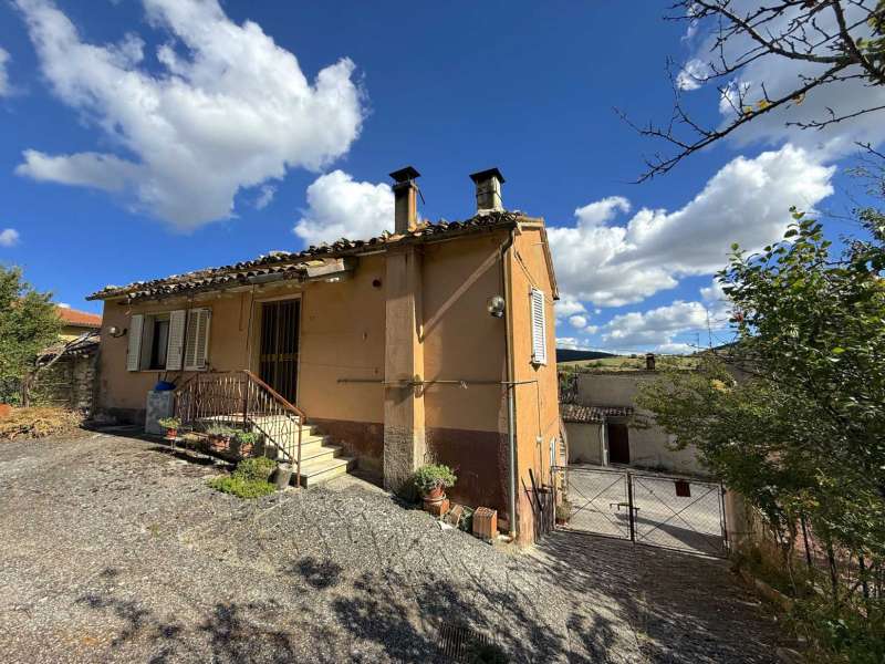 Abitazione con accessori nel cuore dei Monti Sibillini