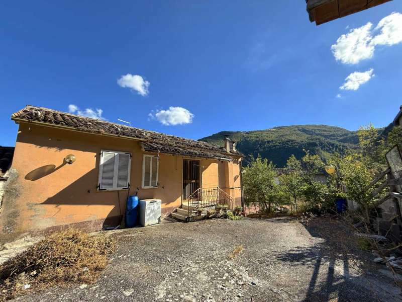 Abitazione con accessori nel cuore dei Monti Sibillini