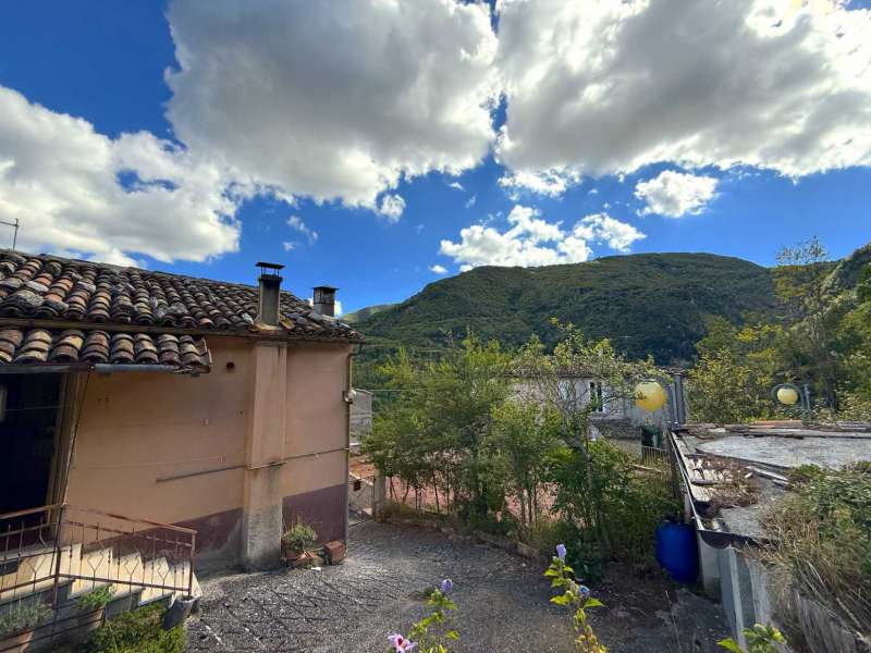 Abitazione con accessori nel cuore dei Monti Sibillini