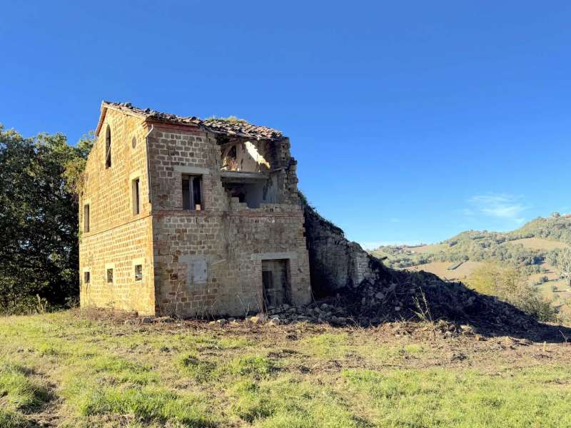 Ruins and agricultural land in San Ginesio