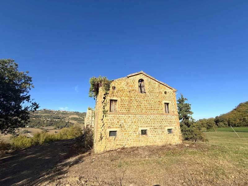 Ruins and agricultural land in San Ginesio