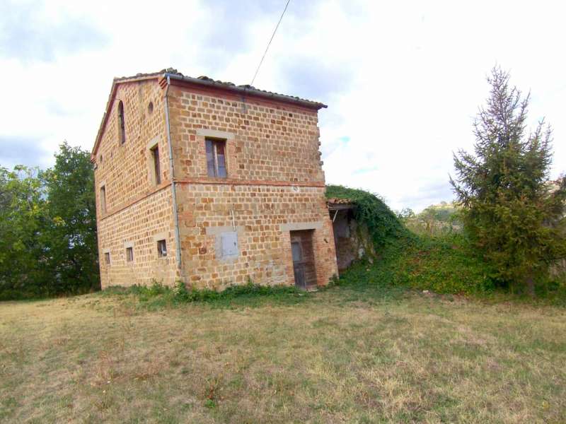Ruins and agricultural land in San Ginesio