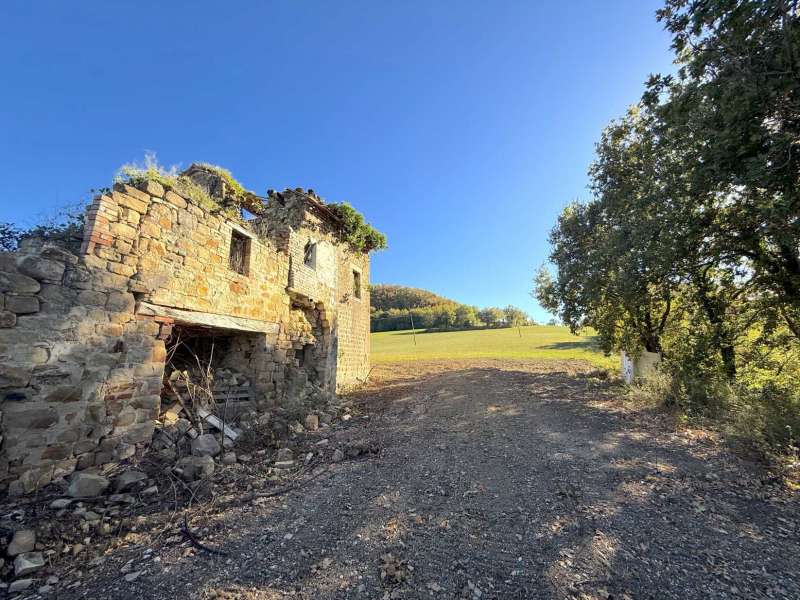 Ruins and agricultural land in San Ginesio