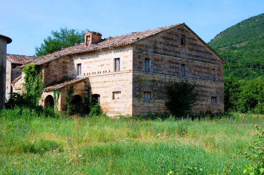 Podere da Restaurare Sarnano Castello della Rocca
